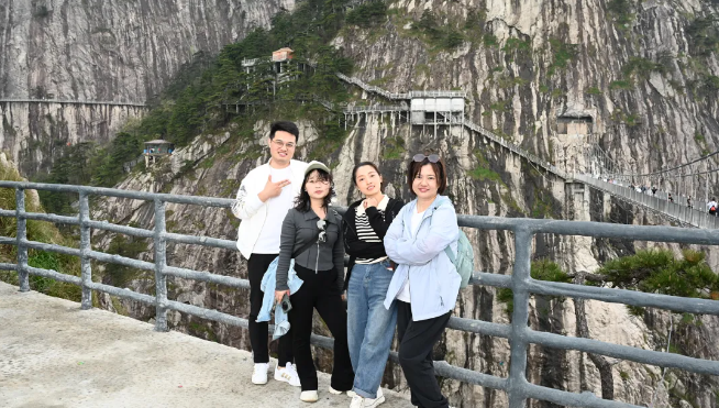 k8凯发赢家一触即发风管销售中心员工在安徽明堂山景区照片