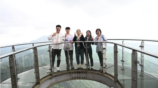 k8凯发赢家一触即发风管销售中心员工在安徽明堂山景区照片