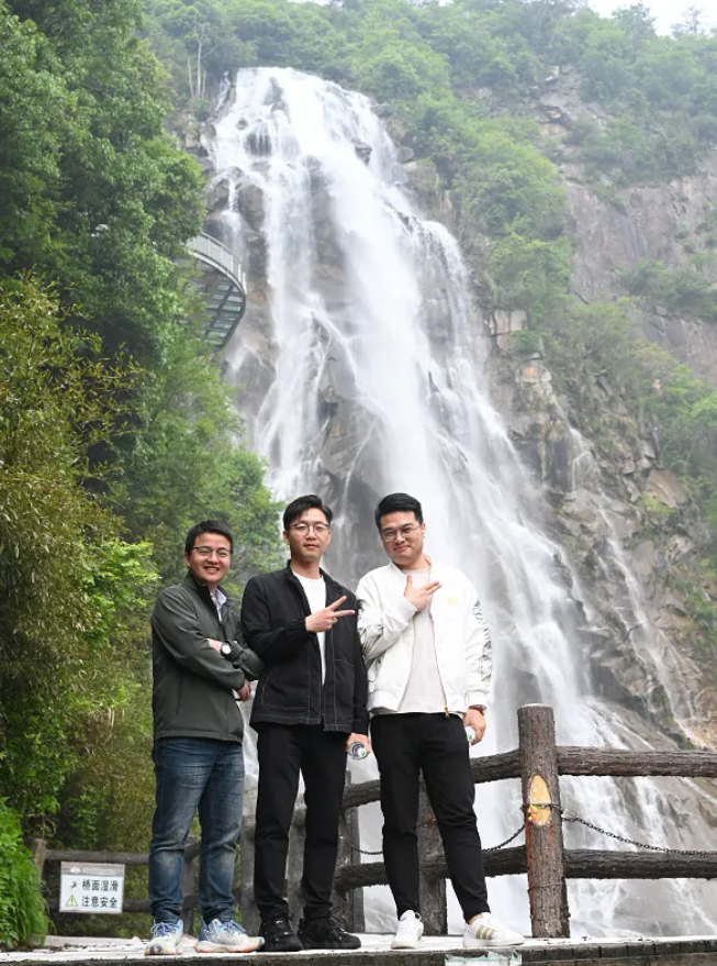 k8凯发赢家一触即发风管销售中心员工在安徽明堂山景区照片