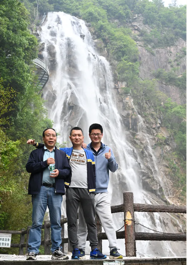 k8凯发赢家一触即发风管销售中心员工在安徽明堂山景区照片