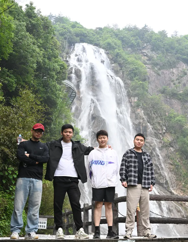 k8凯发赢家一触即发风管销售中心员工在安徽明堂山景区照片